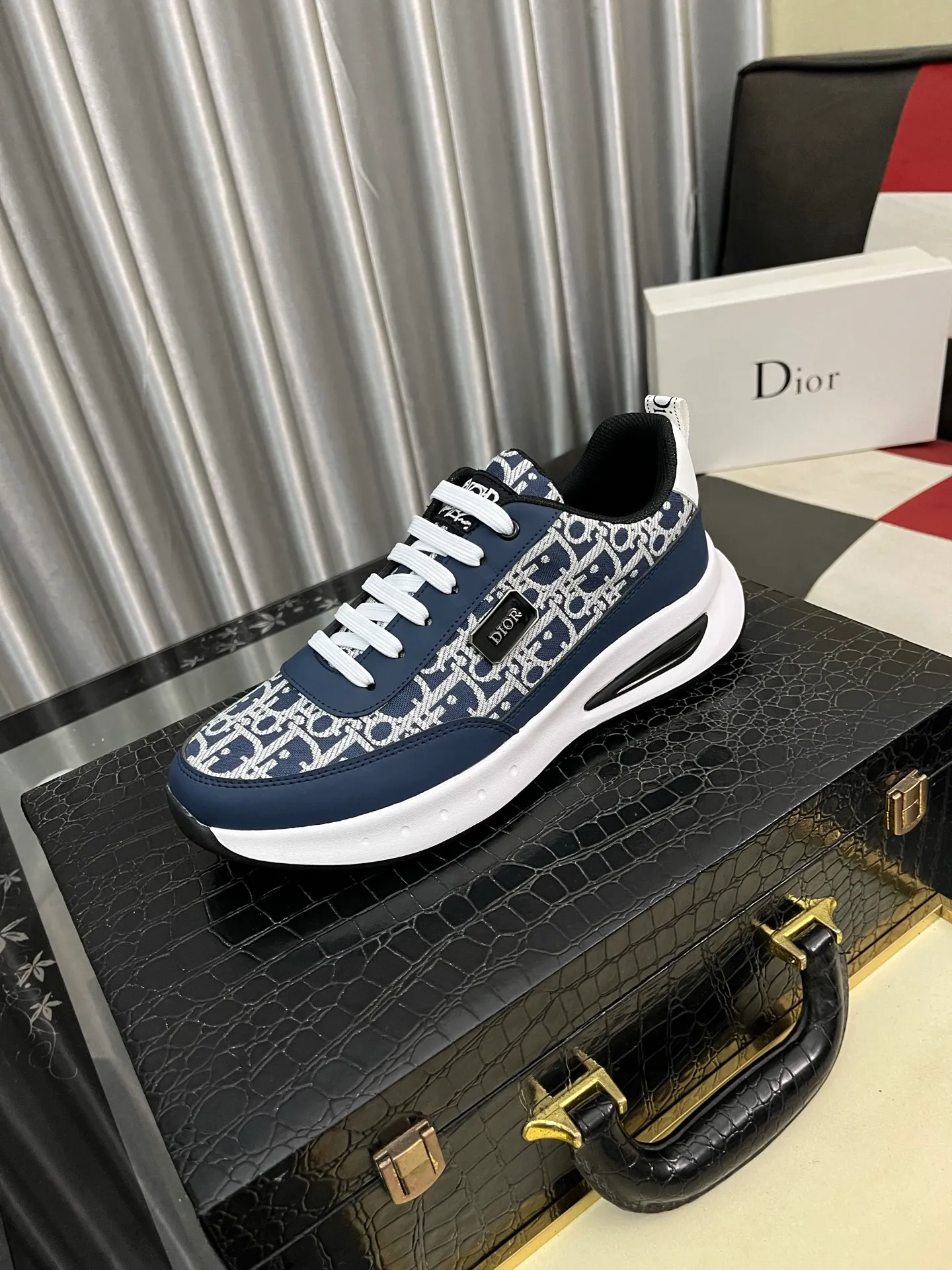 Men's men's shoes💰440⌚️⌚️Dior original quality.~ Unique modern style sneakers. 🏃A must-have casual shoe for trendy men😍😍 Original brand imported from Italy, imported original leather, sheep lining (refuses to discolor and grind feet) Sole: Original sole provided by the original factory, French lazy style design ⚠️Fit to the feet, original quality, super comfortable original sole. Just like shooting the real thing 🎬The real thing is better, code number: 38-443️⃣colors available